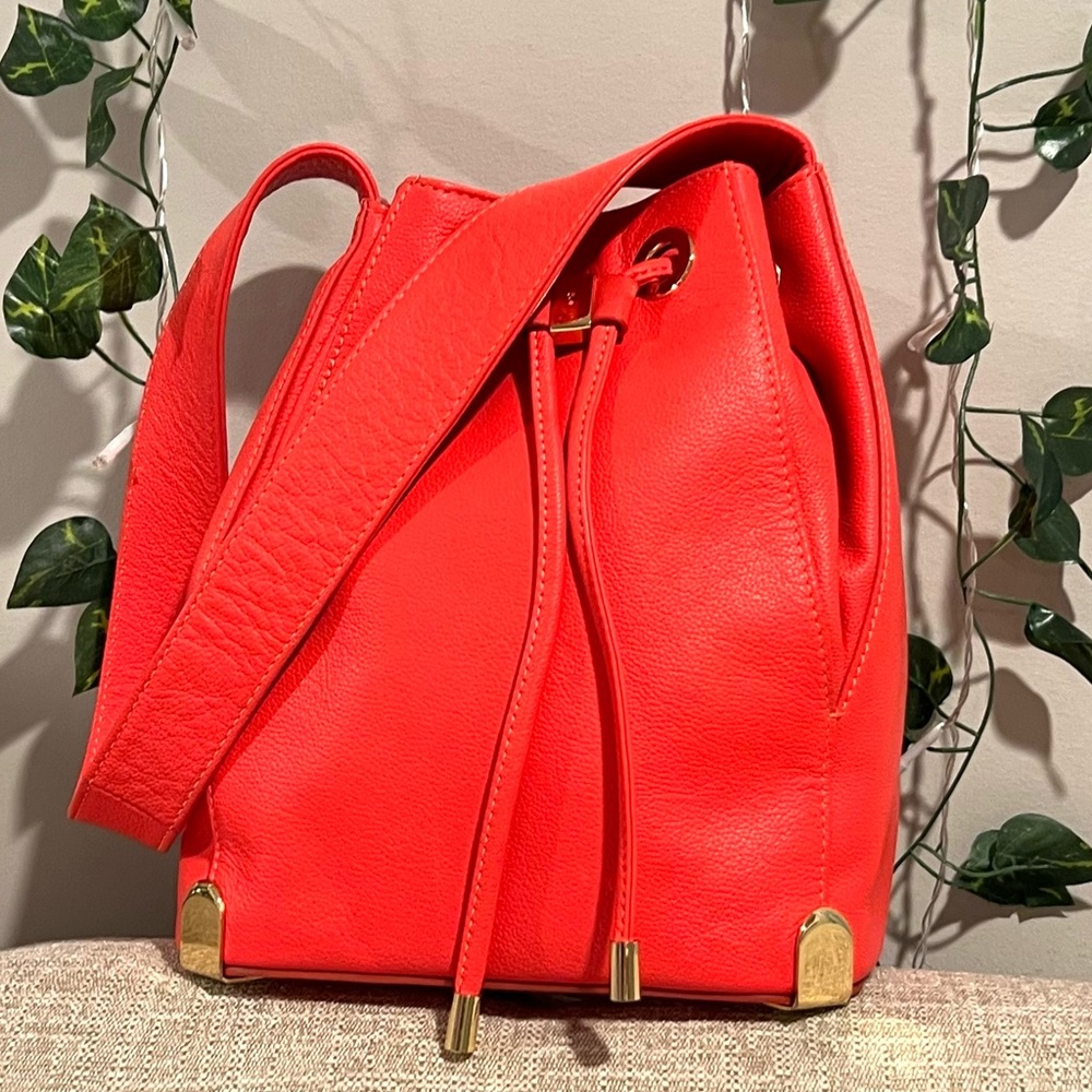Vince Camuto neon red-orange bucket bag! This bag is In great condition,like new